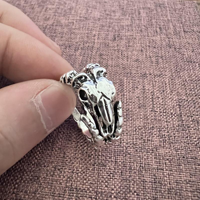 Кольцо Dark Series Retro Skull Five-Claw Ring - крутой аксессуар в стиле хип-хоп и уличный стиль