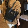 Ретро сумка женская большой вместимости 2025 новая осенне-зимняя повседневная на плечо под мышку популярная сумка-ведро для поездок в этом году