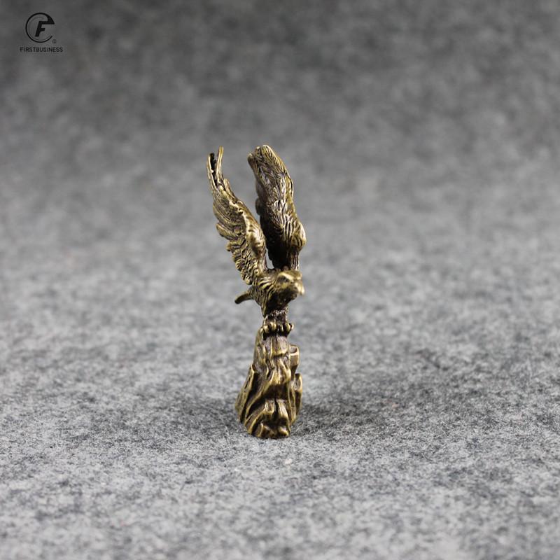 Антикварные ornaments из цельной меди Статуэтка молодого орла из бронзы Латунные миниатюрные фигурки Домашние украшения Декор для офисного стола Чайные питомцы