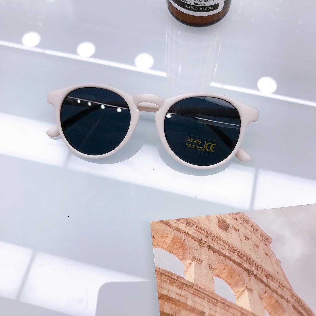 Модные уличные фотографии Подиумная мода Детские солнцезащитные очки Детские солнцезащитные очки конфетного цвета Пляжные очки