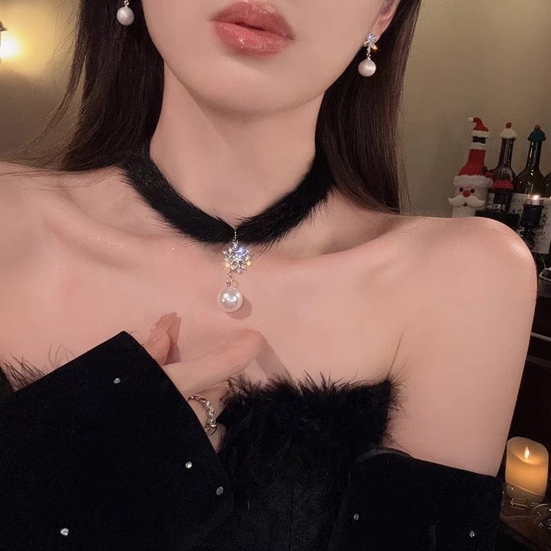 Korean Elegant Feather Plush Snowflake Choker for Women Fashion Pearl Tassel Necklace Wedding Party Jewelry Gifts Black White