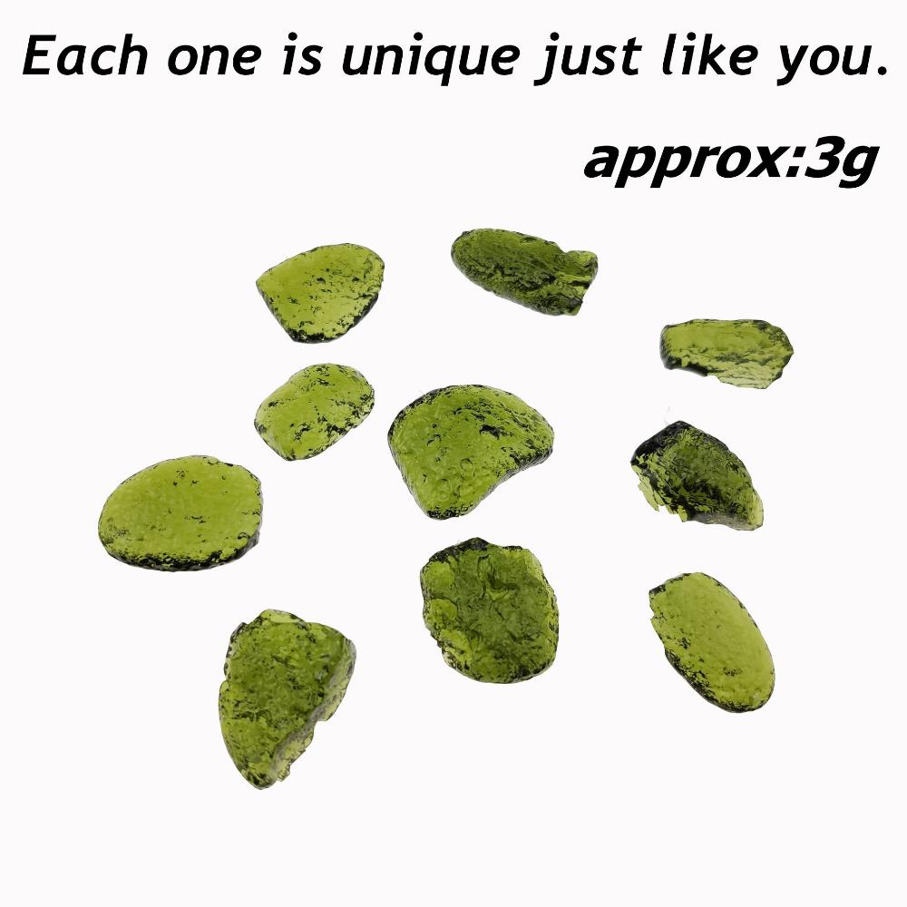 Изготовление подарков для женщин и мужчин Необработанный камень Неправильный камень Молдавит Кристалл Дробленый зеленый кристаллический камень