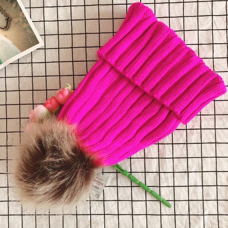 Уютная женская зимняя шапка с пушистым помпоном и стильным отворотом