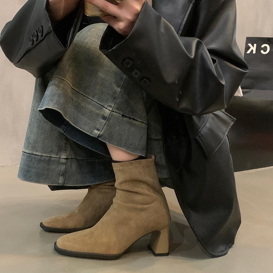 Женские короткие сапоги на высоком каблуке 2025 новая осень и зима французские ретро замшевые толстокаблучные тонкие сапоги в иностранном стиле корейские маленькие ботильоны