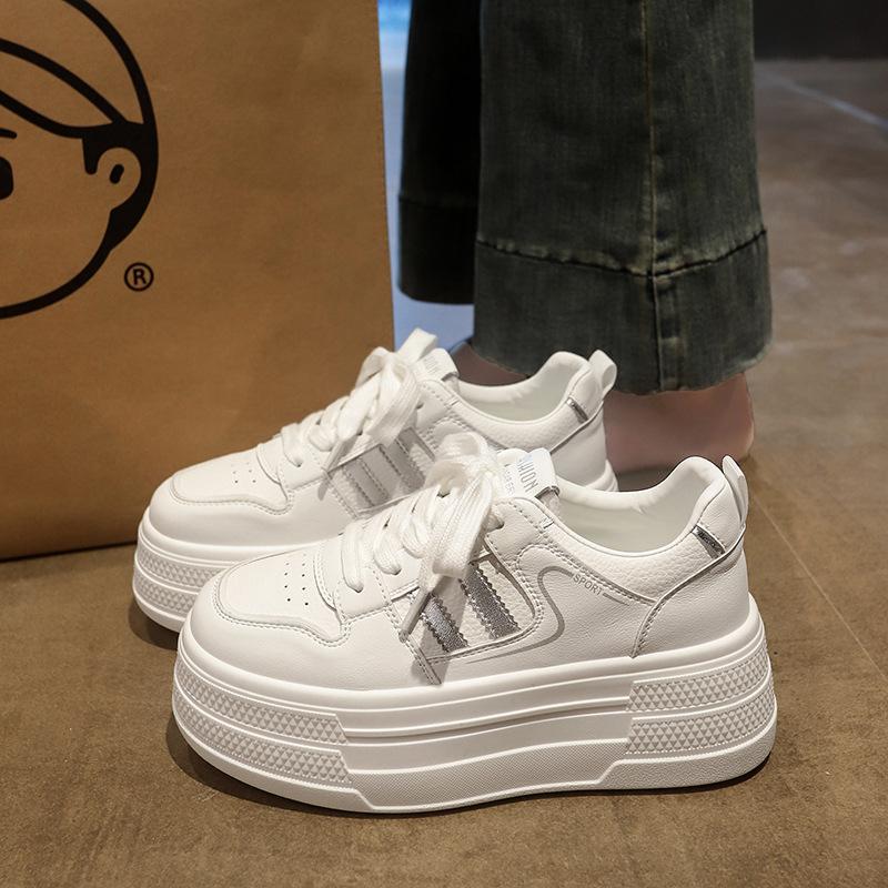 Маленькие белые туфли женские весенние новые с внутренней высотой на толстой подошве универсальные спортивные и для отдыха маленькие кожаные кеды прилив