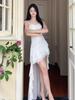 Платье French Fairy с оборками и тонкими бретелями - женское облегающее платье с асимметричной юбкой.