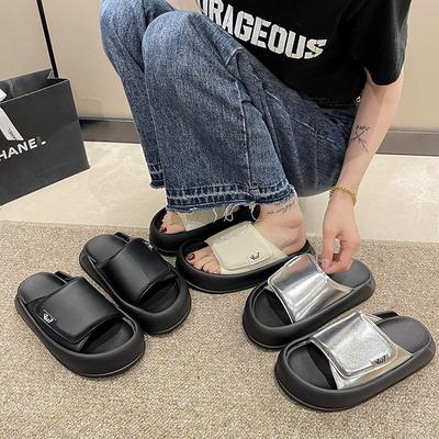 Интернет-знаменитость серебристые толстоподошвенные крутые шлепанцы женские летние для ношения с юбкой 2025 новые нишевые с ощущением высокого класса для выхода в свет пляжная обувь