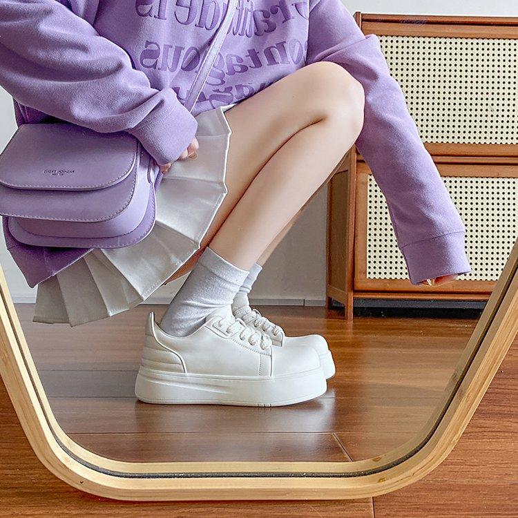 Женские маленькие белые туфли на толстой подошве с большим носком, новая весенняя коллекция 2025 года, студенческие туфли-хлебушки на шнуровке спереди, спортивные и повседневные кеды