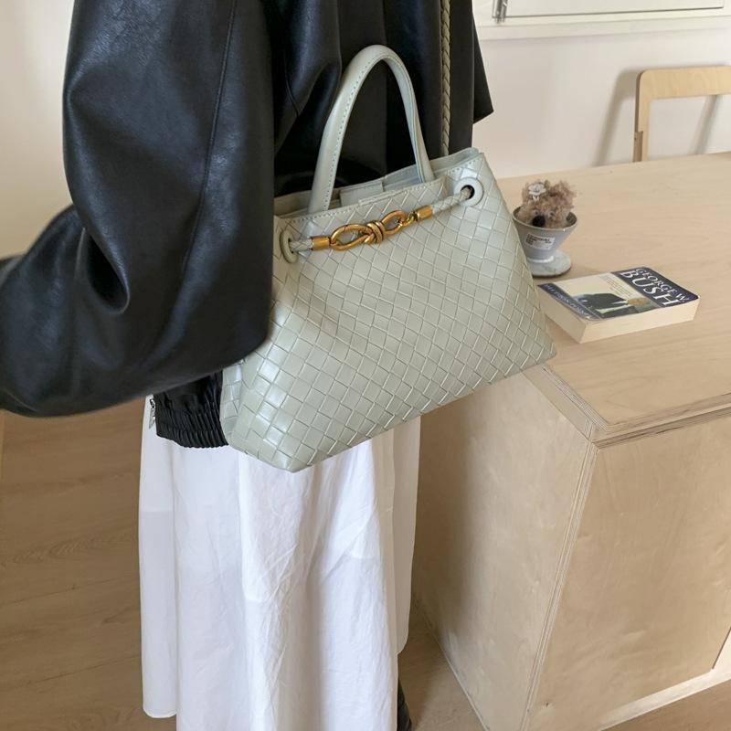 В этом году популярная супер-горячая маленькая сумка женская 2025 новая осенне-зимняя универсальная сумка-мессенджер портативная сумка-ведро для поездок на работу