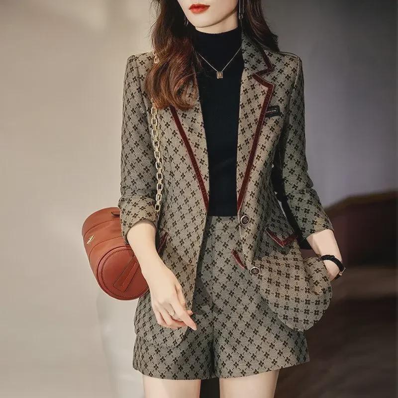 Женский клетчатый пиджак и шорты из высококачественного костюма на осень — шикарный и модный деловой наряд.