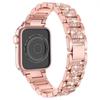 Совместимо с Apple Watch 7/8/9: Роскошный металлический ремешок с полным покрытием бриллиантами и дизайном из трех звеньев.
