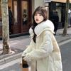Женская длинная легкая пуховая куртка осень-зима с капюшоном свободного покроя прямого белого цвета с меховым воротником и большим карманом, однотонная