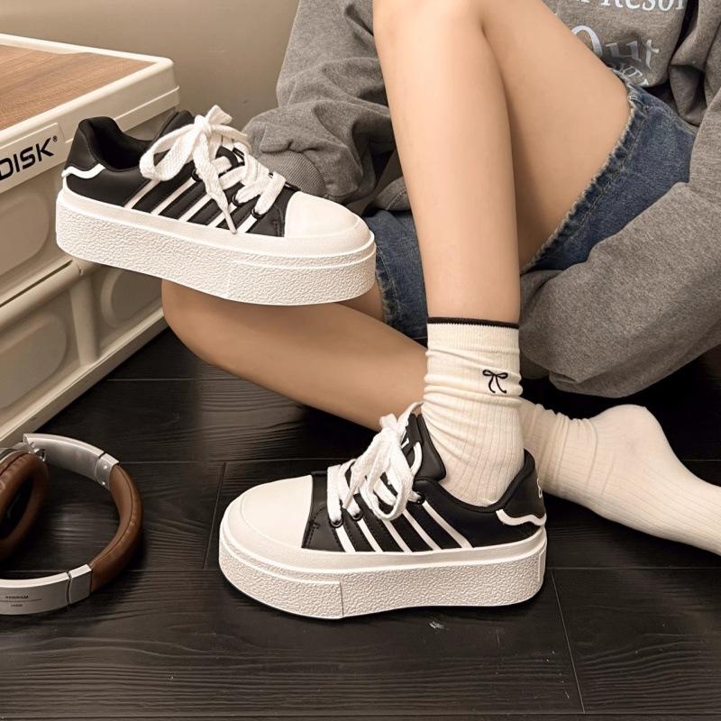 Niche Platform White Shoes Women's Leather Board Shoes Women's 2025 New Bread Shoes Muffin Height Increase Shorty Music Sports