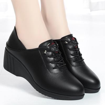 Новая осенняя женская обувь из мягкой кожи, на мягкой подошве, с глубоким вырезом, удобная, в стиле ретро, повседневная, обувь для мам, танкетки, высокие каблуки, женская обувь