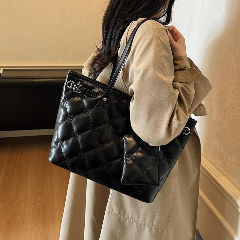 Сумка-цепочка ромбовидной формы женская 2025 новая осень и зима высококлассная ретро сумка через плечо большая вместимость сумка-тоут для通勤