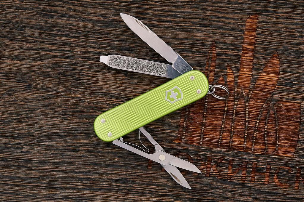 VICTORINOX Classic ALOX Classic Colors Lime Twist Нож Швейцарской Армии Нож Товары для Предотвращения Катастроф Отдых на Природе Кемпинг Подарок Ножницы Плоская Отвертка