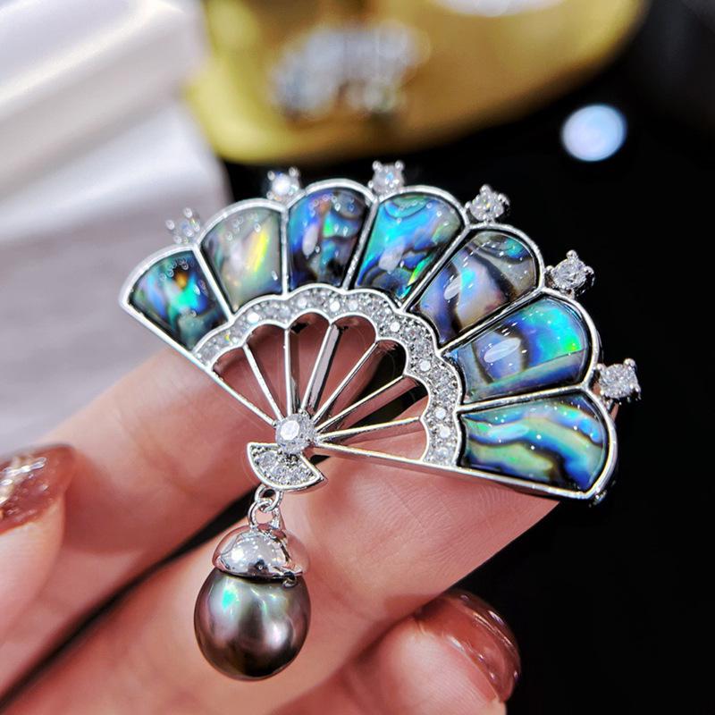 Брошь-веер из ракушек-абалонов в дворцовом стиле с позолоченной медью, инкрустацией из циркония и жемчужными акцентами