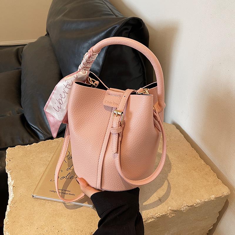 Сумки Корейские высококачественные универсальные сумки-ведра весна и лето 2024 новые нишевые сумки-мессенджеры популярные женские сумки