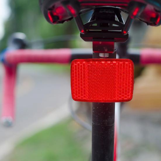 Комплект передних и задних отражателей. Предупреждающее светоотражающее оборудование для велосипедной езды.