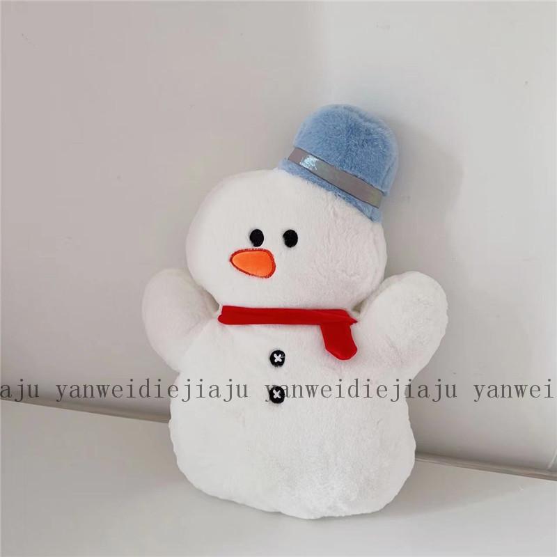 Рождественское праздничное украшение: Плюшевое дерево, Яблочный венок мира и Декоративная подушка в виде пряничного человечка.