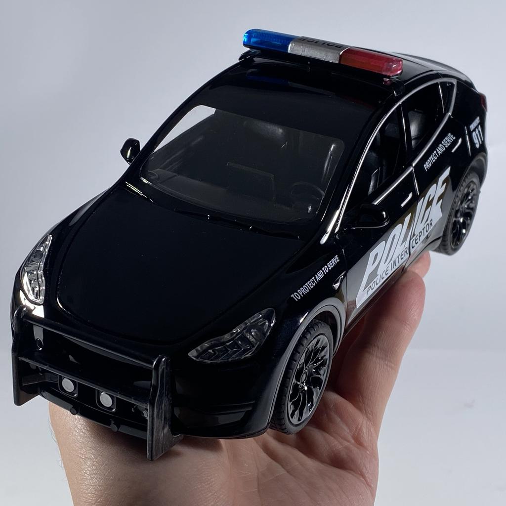 1:24 Модель Y Полицейская Сплавная Литая Модель Автомобиля Звук и Свет Оттяжка Высокая Симуляция Украшение Внутреннее Настольное Украшение Хобби Мальчик