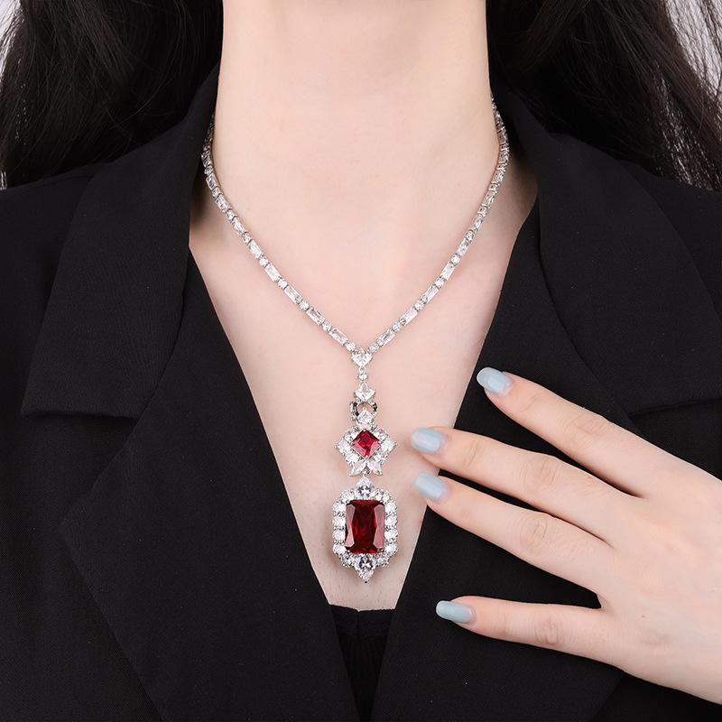 Ювелирные изделия Медное основание Позолоченное Имитация Изумруда Красный Корунд Квадратная Легкая Роскошная Подвеска Ожерелье Женское 13 * 18-8 *