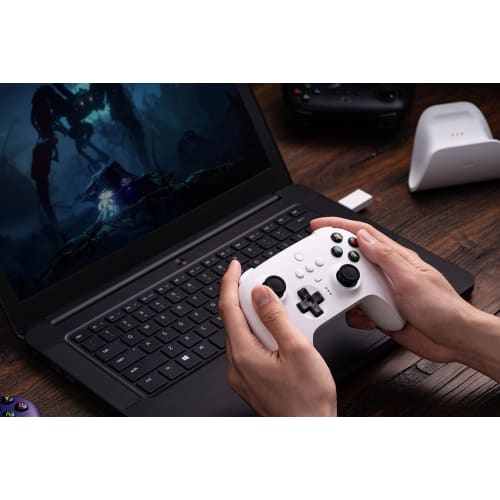 Беспроводной контроллер 8BitDo Ultimate 2.4G, Обновление джойстика с эффектом Холла, Игровой контроллер с зарядной док-станцией для ПК, Android, Steam Deck и Apple (белый)