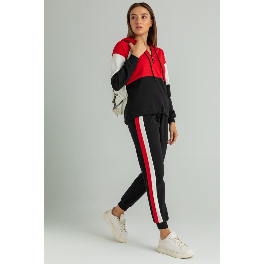 Полосатый спортивный костюм