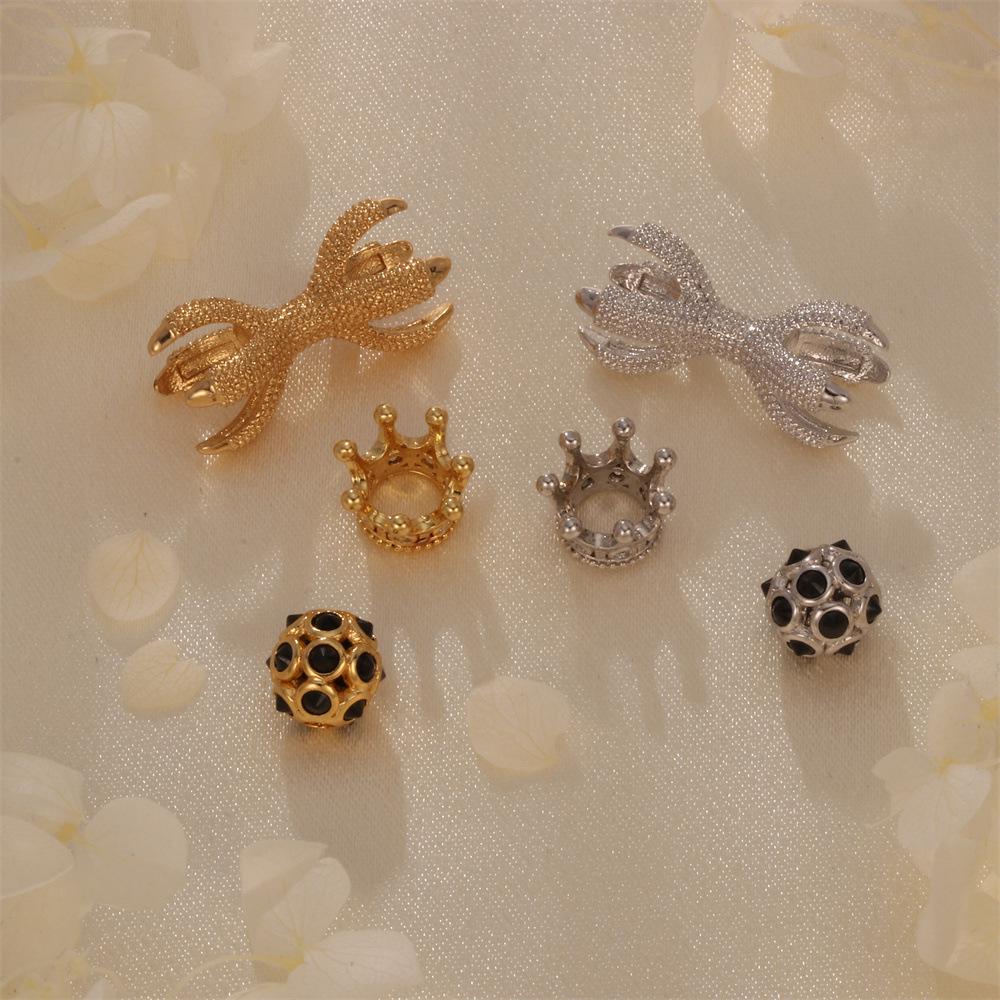 Браслет из бусин ручной работы, двухцветный, золото и серебро, с кораллом и цирконом, в виде короны