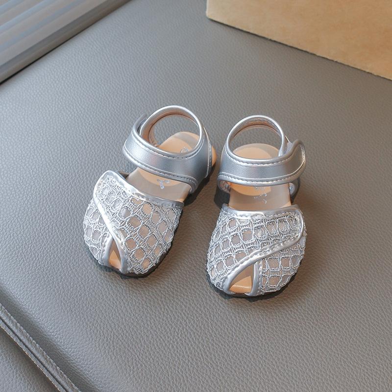 Girls' princess sandals, summer soft-soled, breathable mesh closed-toe shoes, new and fashionable children's footwear, perfect for pairing with