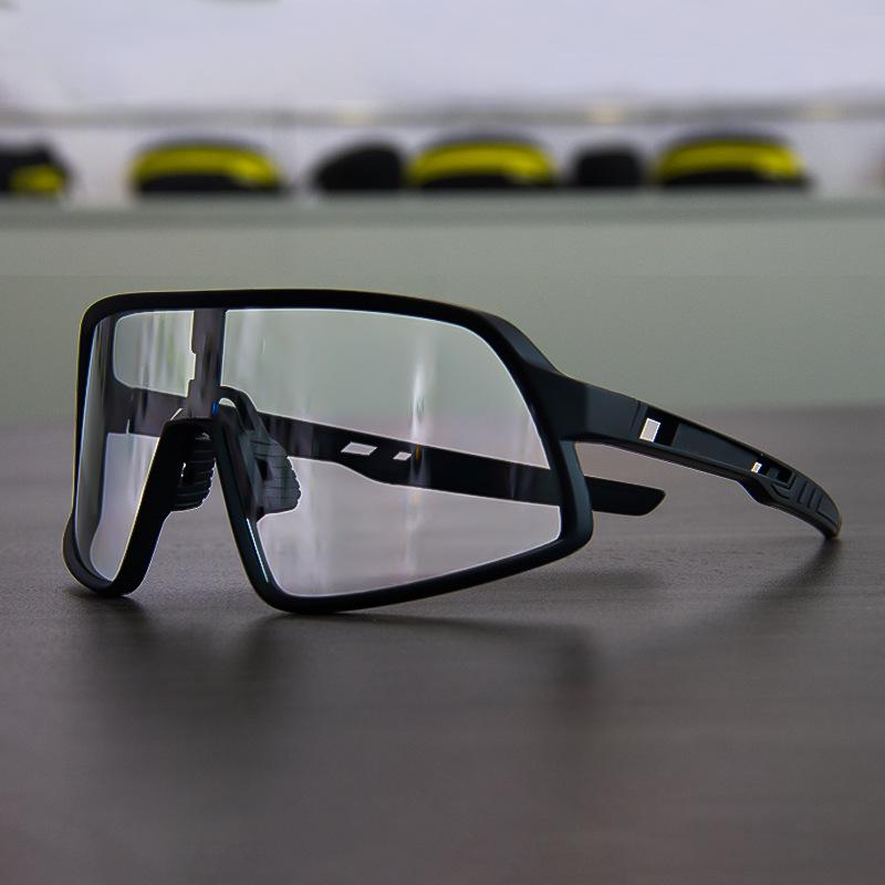 Color-changing sports glasses for hiking and mountaineering, outdoor cycling, windproof, dustproof, and dazzling sunglasses for men and women