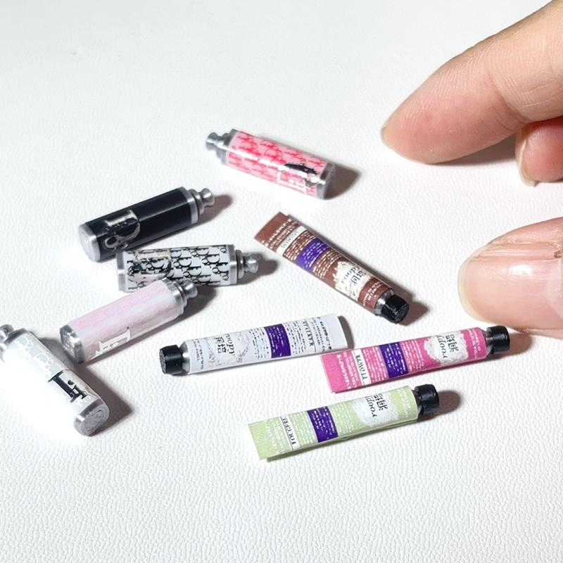 2 шт. Кукольный домик Миниатюрный крем для рук Декор сцены макияжа Аксессуары для кукольного домика Мини реквизит для красоты