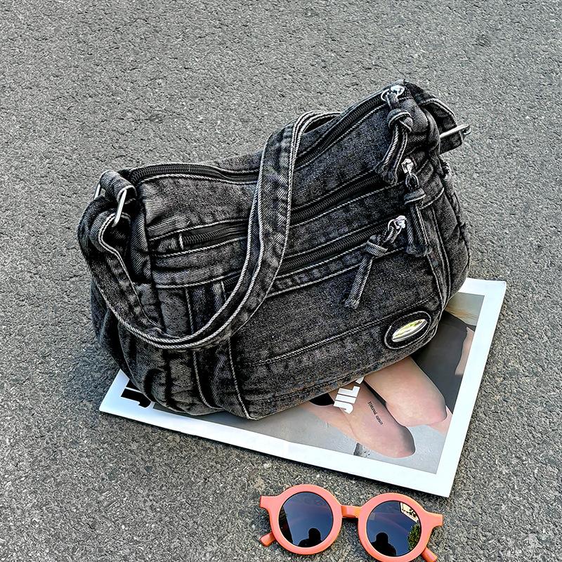 Lightweight and simple literary denim canvas bag, large-capacity retro and old shoulder bag, multi-layer fashionable commuter messenger bag.