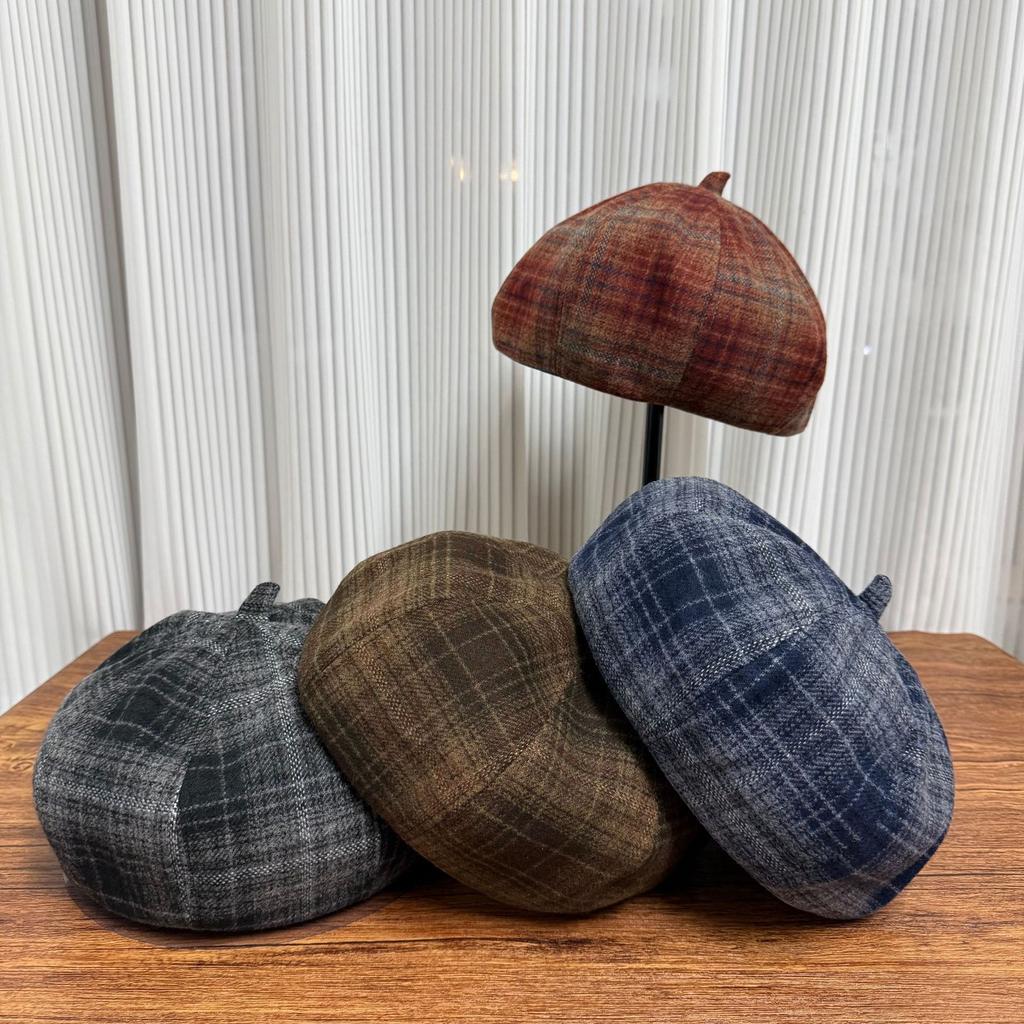 The new retro plaid beret children travel versatile in autumn and winter to modify the face shape and show the face, little painter hat tide