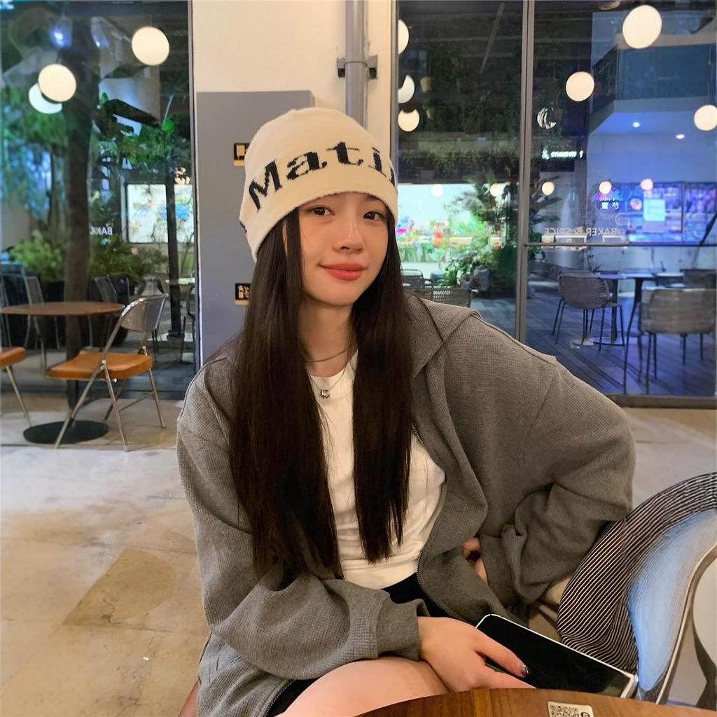 «Модные вязаные шапки унисекс 2024 года»: Теплая, универсальная шерстяная куртка на осень/зиму с ушами и стильным дизайном.