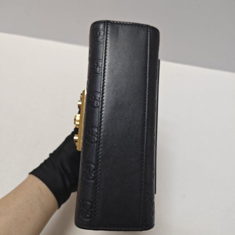 [Pre-Owned] Padlock Metal Lock Logo Embossed Leather Shoulder Bag - Very Good #9PIJI7