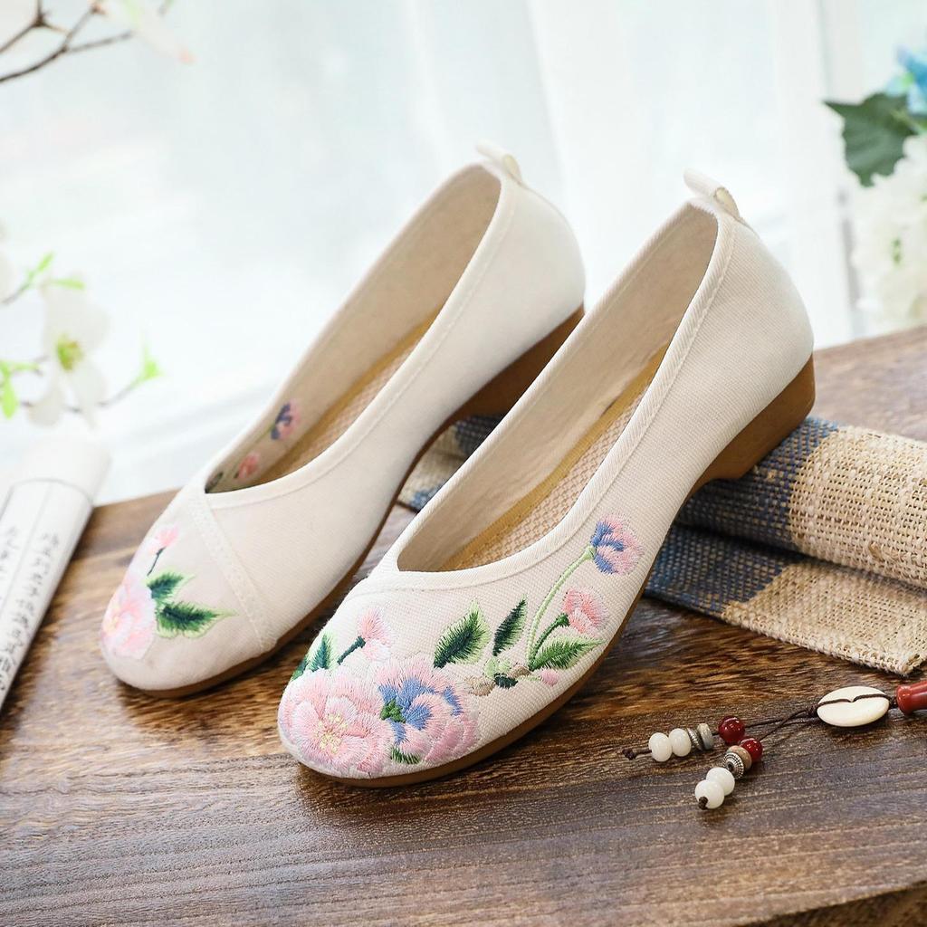 Женские туфли в этническом стиле из вышитой ткани с подошвой из коровьей кожи, низким каблуком и неглубоким носом — идеальный вариант для весны и осени.