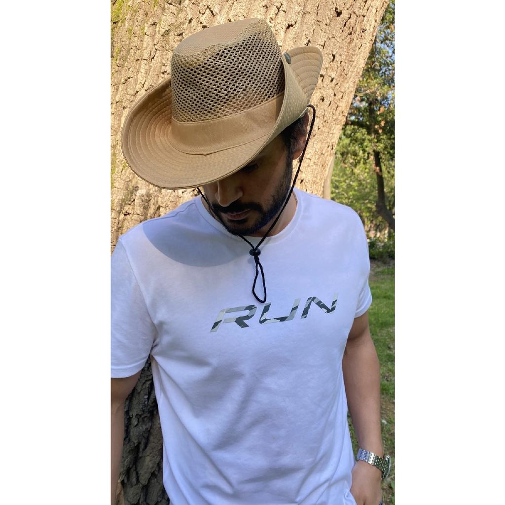 Ковбойская модель мужского пола в соломенной шляпе