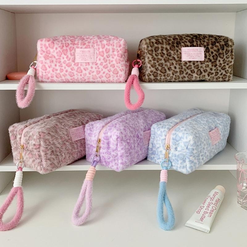 Soft Faux Hair Handheld Makeup Storage Pouch Large Capacity Leopard Pattern Cosmetic Case For Gym Skincare Products