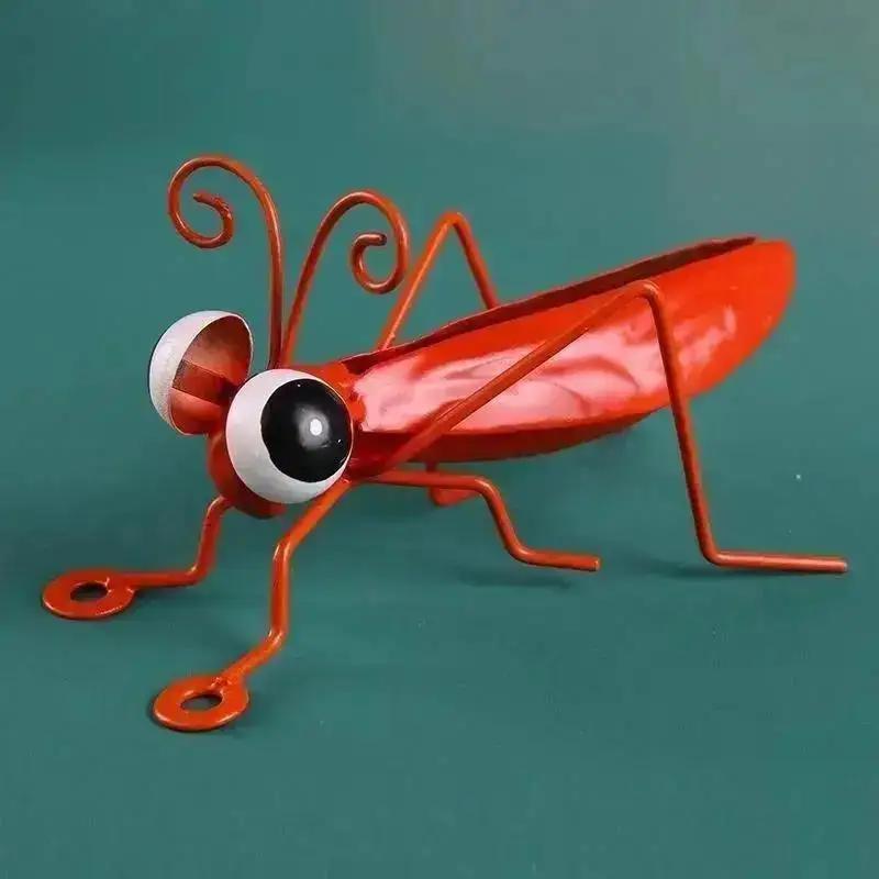 1 Pcs Outdoor Tree Wall Art Garden Grasshopper Statue Garden Cute Metal Grasshopper Statue Decoration Desk Accessories