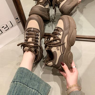 Популярная черная универсальная повседневная спортивная обувь женская весна и осень европейские товары 2025 новые модели показывают ноги маленькими жареная улица на толстой подошве папины кроссовки