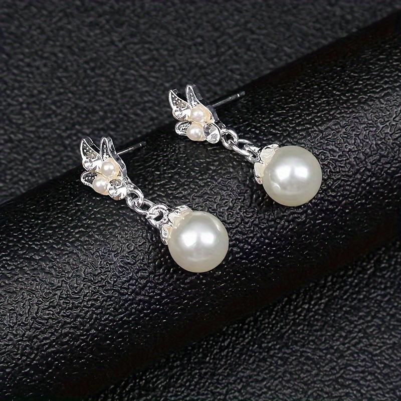 Imitation Pearl Jewelry Three-Piece Set An imitation pearl necklace A pair of faux pearl earrings