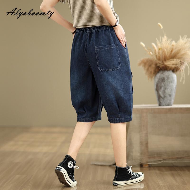 2025 Новый корейский стиль Лето Женские повседневные свободные синие джинсовые капри с эластичной талией и вышивкой в стиле пэчворк Тонкие джинсы длиной до колена