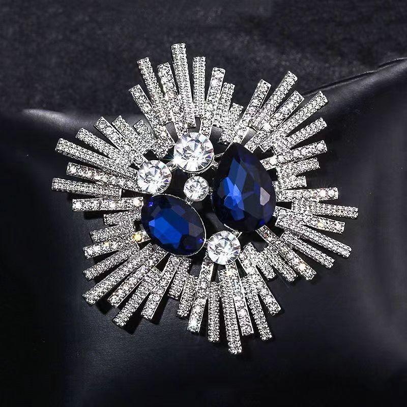Brooch High-End Sense Niche High-End Women'S Silk Scarf Buckle Alloy Corsage Small Fragrant Wind Pearl Rhinestone High-End