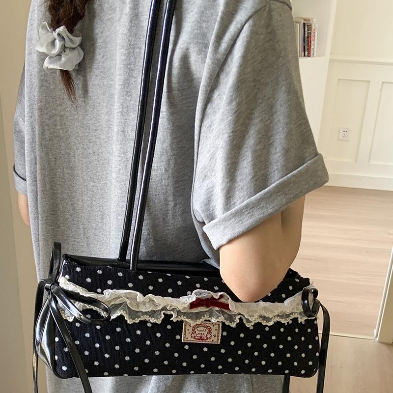 Летняя новая портативная наплечная сумка, высокая ценность, маленькая сумка в черно-белый горошек, модная сумка для通勤 для женщин