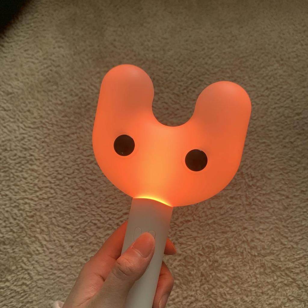 [ИСПОЛЬЗОВАННЫЙ] K-POP официальный фонарик NewJeans