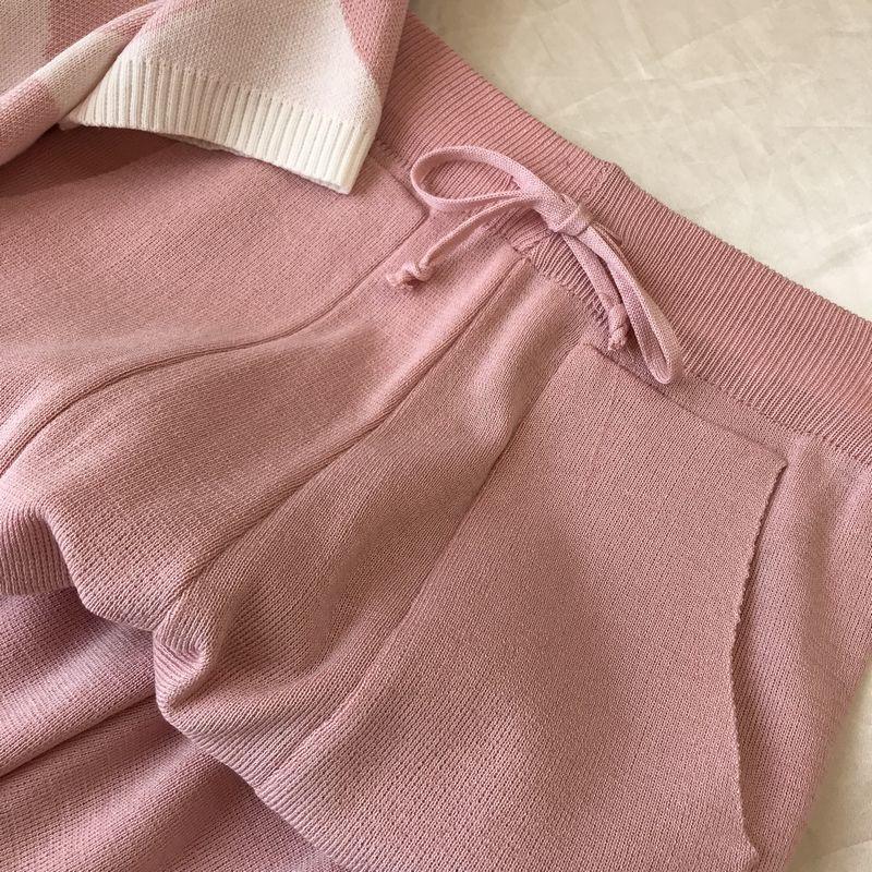 Модный женский трикотажный костюм с принтом сердец : свитер с коротким рукавом и брюки на шнурке в поясе