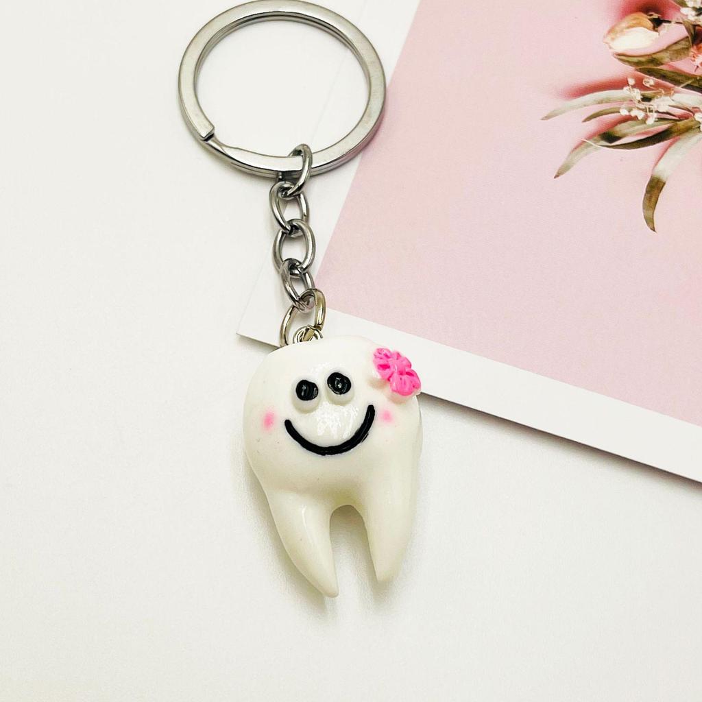 Creative Smile Face Resin Keychain - Personalized Gift Bag Charm & Activity Freebie