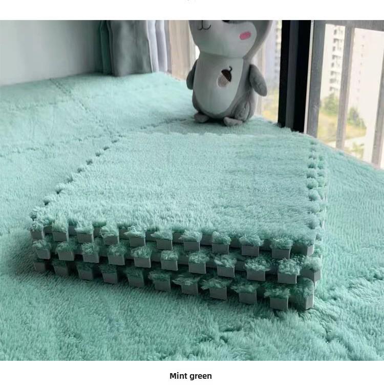 Мягкий тканевый клетчатый коврик для пола серого и бежевого цвета с соединяющимися плитками