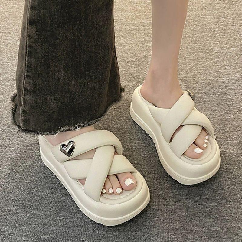 Толстые подошвы волшебные тапочки женские лето 2024 новые популярные интернет знаменитости универсальные супер огненные пляжные туфли односложные сандалии